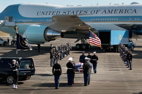 Cerimônia de partida realizada como corpo do presidente Bush transportado para Washington DC