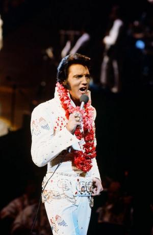 Elvis Aloha, do Havaí, fotografou Elvis Presley durante uma apresentação ao vivo no Honolulu International Center em Honolulu, Havaí em 14 de janeiro de 1973 para sua foto especial da NBC por Gary nullnbcu photo banknbcuniversal via getty images via getty imagens