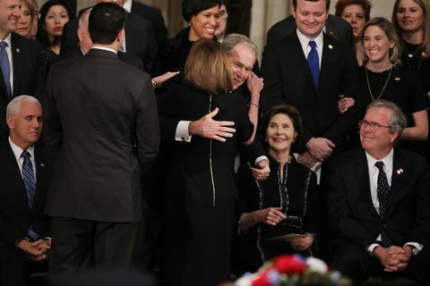 Líderes do Congresso sediam cerimônia de chegada ao Capitólio para o falecido presidente George H.W. arbusto