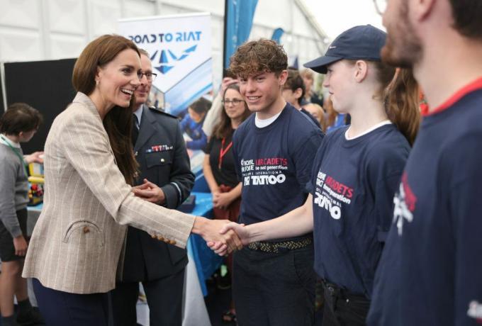 britains catherine, princesa de gales l encontra cadetes na techno zone, que visa inspirar os jovens a explorar ciência, tecnologia, engenharia e matemática durante uma visita ao air tattoo em raf fairford em 14 de julho de 2023 em fairford, centro da inglaterra foto de chris jackson pool afp foto de chris jacksonpoolafp via getty imagens