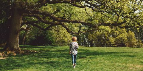 mulher andando natureza