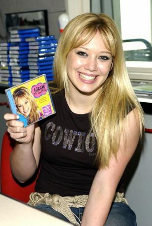 Hilary Duff visita Rick Dees para promover a trilha sonora de "Lizzie McGuire" do Disney Channel