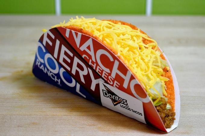 irvine, ca 12 de setembro o doritos locos taco continua a ser um best-seller para taco bell foto de joshua blanchardgetty imagens para taco bell