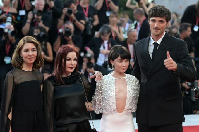 04 de setembro de 2023, Itália, a diretora venedig Sofia Coppola l r, a atriz Cailee Spaeny, o ator Jacob Elordi e Priscilla Presley chegam ao estreia do filme Priscilla no Festival Internacional de Cinema de Veneza foto Stefanie Rexdpa foto de Stefanie Rexpicture Alliance via Getty imagens