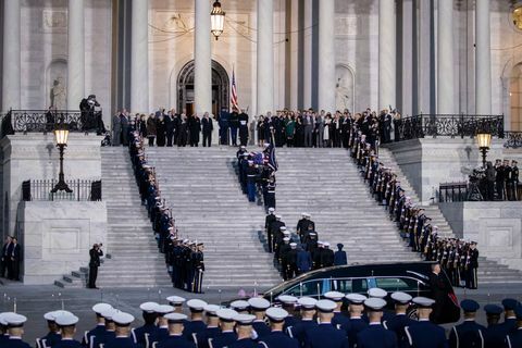 Líderes do Congresso sediam cerimônia de chegada ao Capitólio para o falecido presidente George H.W. arbusto