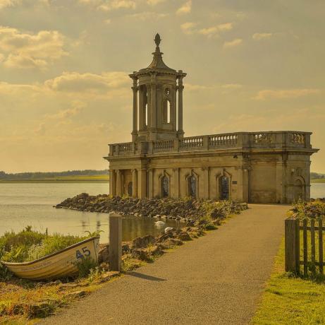 Normanton é uma vila no condado de Rutland, Reino Unido. A Igreja de São Mateus, construída em estilo clássico entre 1826 e 1911, fica na costa leste de Rutland Water.