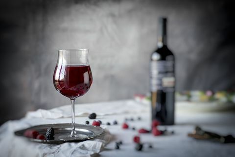 Vinho tinto e frutas na mesa