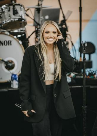 nashville, tennessee 10 de junho editores observam imagem processada usando filtro digital danielle bradbery se apresenta no palco durante dia 2 do cma fest 2022 no palco chevy riverfront em 10 de junho de 2022 em nashville, tennessee foto de danielle del vallegetty imagens