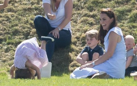 Príncipe George e princesa Charlotte brincam com Kate Middleton