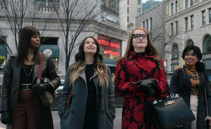 quatro garotas, incluindo anna delvey, caminhando na cidade de nova york