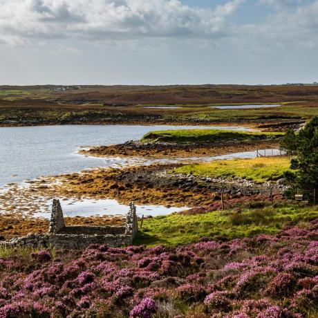 olhando para o Lago Langais, na ilha Hébrida de North Uist, em um dia de final de verão