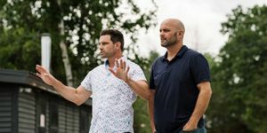 scott mcgillivray e bryan baeumler no confronto do resort de renovação