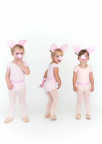 garotinhas em meia-calça rosa e macacão com orelhas de porco e focinho de porco