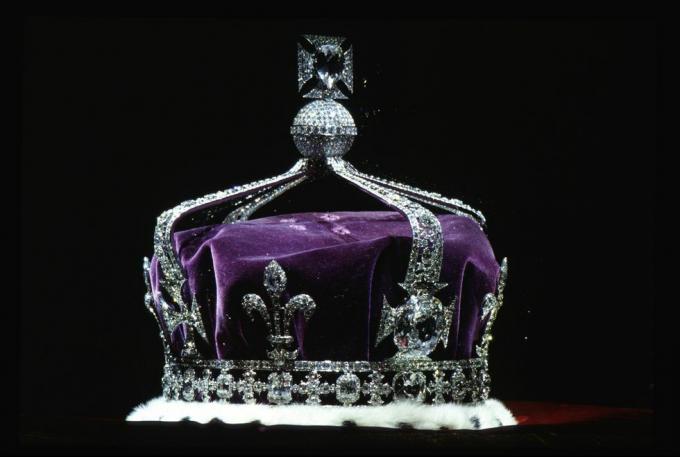 Aqui está o que está acontecendo com todas as coroas, tiaras e joias inestimáveis ​​​​da rainha