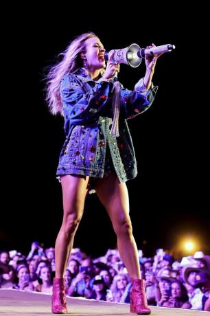 Carrie Underwood se apresenta no palco durante o dia 2 do festival de diligências de 2022 no campo de polo do império em 30 de abril de 2022 em indio, califórnia foto de amy sussmangetty images for stagecoach
