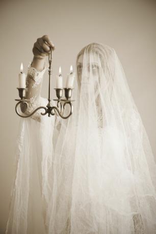 fantasma de uma jovem de vestido branco com velas, procurando por algo que você também possa estar interessado nestes