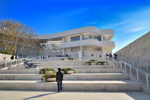 los angeles, o getty center é um campus cultural e o edifício de pesquisa foi projetado pelo arquiteto richard meier em uma colina em brentwood. o j paul getty museum o centro é composto por seis edifícios, cobrindo uma área de 88.200 m2. o museu inclui exposições de esculturas e arte clássica, pinturas, desenhos, manuscritos, artes decorativas e fotografias europeias, a fim de respeitar as intenções de getty los angeles, califórnia, unida estados