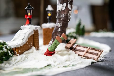 pão de gengibre kevin mccalister alojado em uma pilha de neve após bater seu trenó