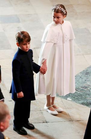 suas majestades o rei carlos iii e a rainha camilla dia da coroação