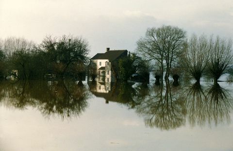 Casa inundada na zona rural