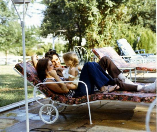 priscilla presley, lisa marie presley foto de elvis presley por magma agencywireimage