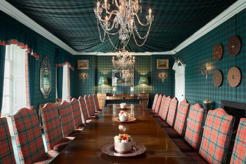 Sala de jantar Tartan com uma mesa grande