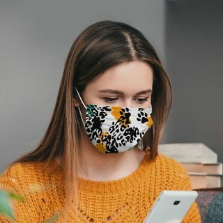 Máscara com estampa animal