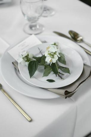 talheres com flor branca durante o jantar da fazenda beekman 1802