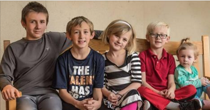 Cinco irmãos em destaque no anúncio de adoção viral