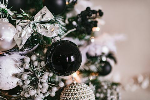 fundo de decoração de natal, decoração de árvore de ano novo, luzes e presentes de natal, preto e branco e prata, férias de inverno, celebração, véspera de natal, árvore de natal, eventos, festa