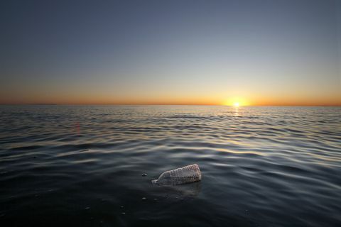 Garrafa de água plástica flutuando no Oceano Pacífico, Santa Monica, Califórnia, EUA