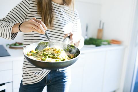 Mulher jovem, segurando, panela, com, prato vegetariano vegan