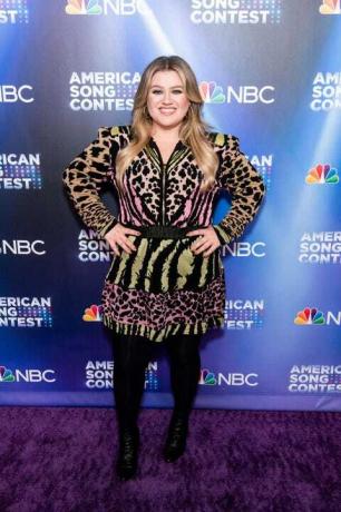 Kelly Clarkson com vestido animal print no American Song Contest