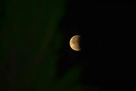 A lua pode ser vista durante um eclipse lunar parcial em ...