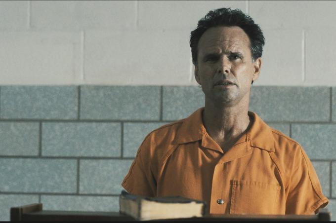 Walton Goggins como Boyd Crowder em macacão de prisão laranja com final de cidade primitiva justificado pela Bíblia