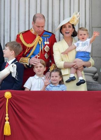 Príncipe Louis faz sua estréia Trooping the Color