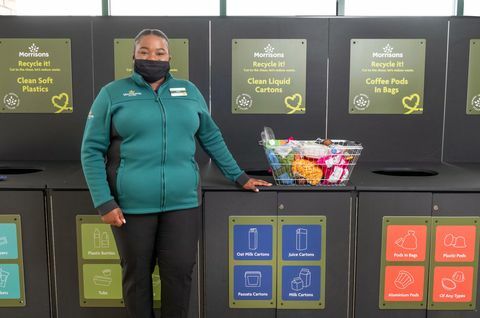 morrisons está se movendo em direção às primeiras seis lojas “zero waste” do Reino Unido em Edimburgo, que terão a capacidade de operar com zero resíduos até 2025, seja da própria loja ou de os clientes que compram nessa loja, se forem bem-sucedidos, o formato de loja " zero desperdício" será implementado em todas as 498 lojas da Morrisons em todo o Reino Unido no próximo ano, no prazo mais longo prazo, a morrisons pretende reciclar todos os resíduos que cria em todas as suas lojas até 2025 os resíduos das lojas incluirão plásticos macios e duros, papelão, resíduos de alimentos, resíduos verdes, EPI, além de latas, latas e papel alumínio nas lojas morrisons 'zero waste', ele será classificado por colegas no armazém e depois coletado por uma série de parceiros especializados em resíduos para reciclagem em o Reino Unido