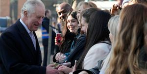 o rei e a rainha consorte visitam o leste de londres