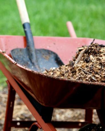 trabalho de jardim de cobertura morta de paisagem