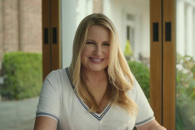 the watcher jennifer coolidge como karen calhoun no episódio 103 de the watcher cr cortesia da netflix © 2022