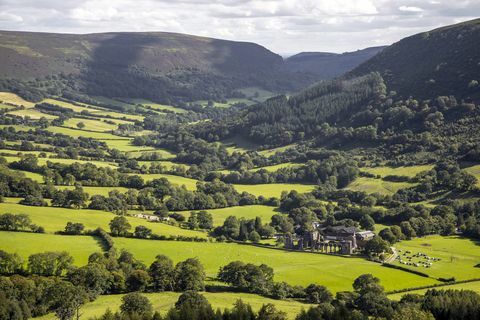 paisagem de llanthony priory, gales, reino unido