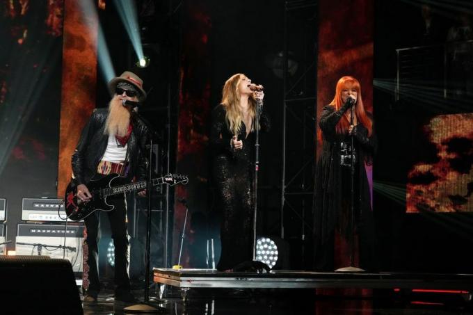 Leann Rimes e Wynonna Judd se apresentam no palco