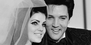 legenda original 511967 las vegas, o cantor nv elvis presley e sua noiva priscilla ann beaulieu, posam para a fotografia a seguir seu casamento no Aladdin Hotel Presley, 31, conheceu sua noiva de 22 anos quando ele estava na Alemanha durante seu exército serviço