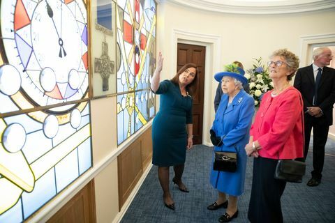 A rainha visita o Royal Air Force Club para marcar seu centenário