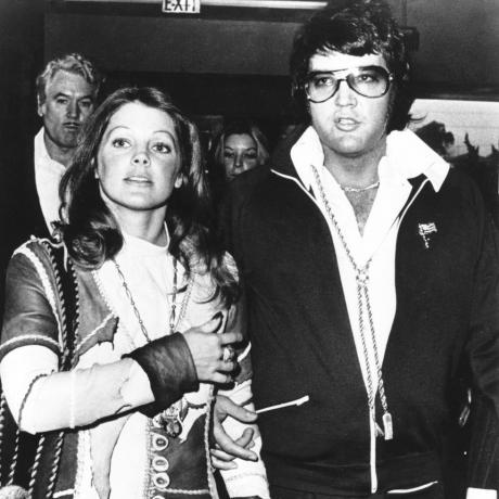 Elvis Presley e Priscilla na audiência de divórcio