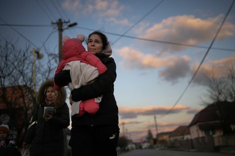 velke slemence, eslováquia 10 de março refugiados fugindo da ucrânia caminham até o centro de recepção na passagem de fronteira de velke slemence em 10 de março de 2022 em velke slemence, eslováquia mais mais de dois milhões de pessoas fugiram da ucrânia para países vizinhos desde que a rússia lançou uma invasão em larga escala do país em 24 de fevereiro foto de christopher furlonggetty imagens