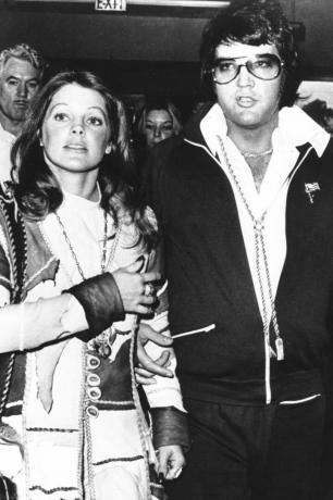 Elvis Presley e Priscilla em sua audiência de divórcio