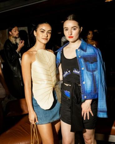 beverly hills, califórnia, 12 de maio kaitlyn dever, camila mendes no jantar loewe x mytheresa realizado no residência de sheats goldstein em 12 de maio de 2023 em beverly hills, califórnia foto de roger kisbywwd via getty images