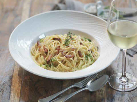 Linguini carbonara feito com pancetta defumada, ovos frescos, noz-moscada, natas, queijo parmesão e pimenta preta