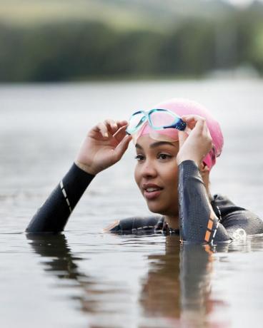 mulher na Cornualha, Reino Unido nadando no lago